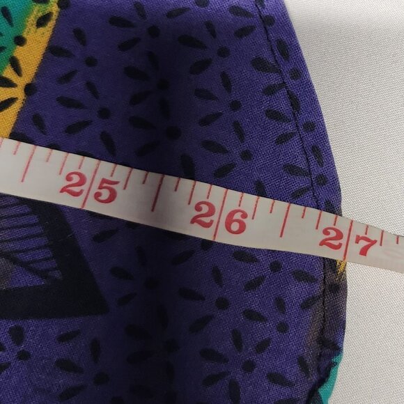 Vintage New Fashion Size Medium Abstract Blouse
Lot I - Picture 7 of 9